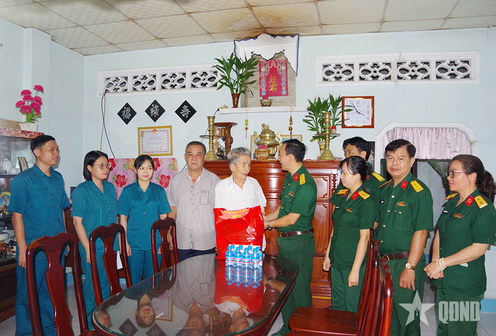 Ban chỉ huy Phòng thủ khu vực 2 – Phú Lợi tặng quà các hộ dân bị thiệt hại do thiên tai